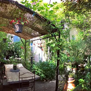 https://au-puits-de-la-fontaine.fr-provencehotel.com